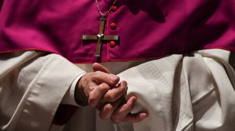 Gefaltete Hände eines Bischofs / © Harald Oppitz (KNA)