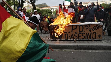 Die Gegner von Boliviens Präsident Evo Morales feiern auf der Straße / © Juan Karita (dpa)