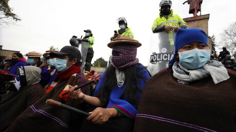 Die indigene Volksgruppe der Misak protestiert gegen soziale Benachteiligung / © Fernando Vergara (dpa)