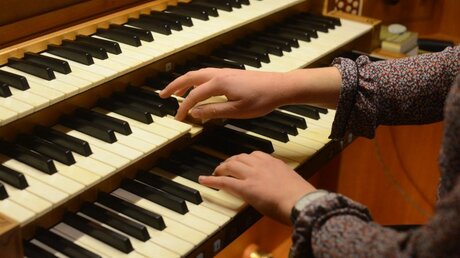 Die Kirchenmusikerin Elisabeth Maruschke beim Orgelspiel / © Beatrice Tomasetti (DR)