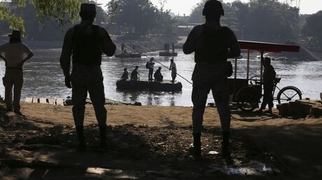 Die mexikanische Nationalgarde wacht über den Fluss Suchiate / © Marco Ugarte (dpa)