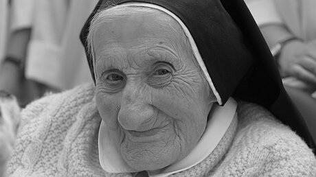 Die mit 110 Jahren verstorbene Ordensschwester Konrada Huber / © Irmgard Hilmer / Bistum Regensburg (dpa)