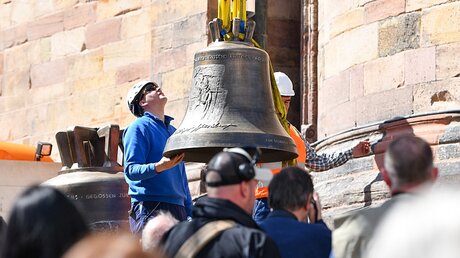 Die neuen Glocken kommen in den Turm / © Uwe Anspach (dpa)