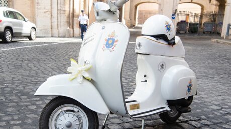 Die Papst-Vespa / © Vatican Media (dpa)