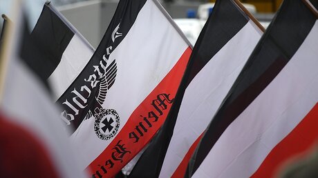 Die Partei "Die Rechte" verwendet die Reichsfahne für Demonstrationen / © Hendrik Schmidt (dpa)