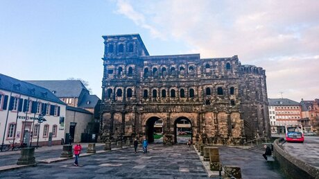Die Porta Nigra in Trier / © Anna Fries (KNA)