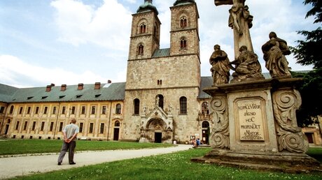 Die Stiftskirche mit Steinkreuz im Stift Tepl der Prämonstratenser / © Nadine Loesaus (KNA)