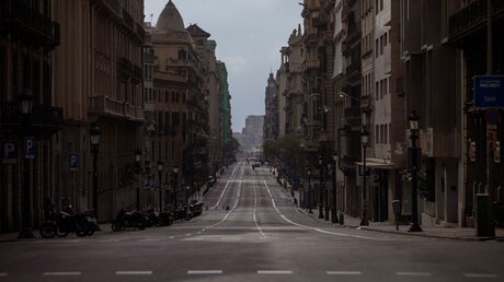 Die Straßen in Spanien sind menschenleer / © Emilio Morenatti/AP (dpa)