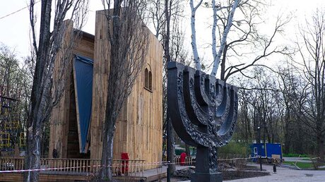 Die symbolische Synagoge in Kiew kann wie ein Aufklapp-Buch geöffnet werden. / © Mykhailo Koifman (shutterstock)