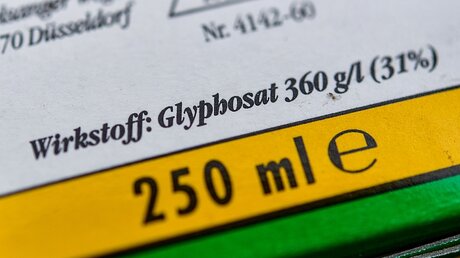 Die Verpackung eines Unkrautvernichtungsmittel, das den Wirkstoff Glyphosat enthält / © Patrick Pleul (dpa)