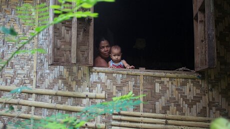 Diese Mutter lebt mit ihrem Kind in ärmlichen Verhältnissen auf den Philippinen. / © Yasni (shutterstock)