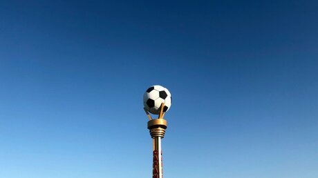 Religiöse Riten im Fußball / © Eugene Hoshiko (dpa)
