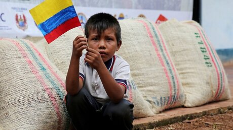 Junge mit kolumbianischer Flagge / © Leonardo Munoz (dpa)