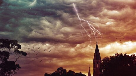 Dunkle Wolken über einer Kirche / © Karen H Black (shutterstock)