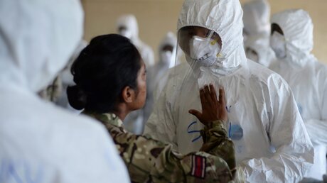 Ebola-Fachkräfte in Sierra Leone  (dpa)