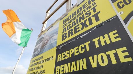 Ein Anti-Brexit-Schild steht im Dorf Jonesborough, an der Grenze zwischen Dundalk in der Republik Irland und Newry in Nordirland / © Niall Carson/PA Wire (dpa)
