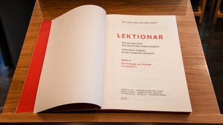 Ein aufgeschlagenes Lektionar mit Texten in der revidierten Einheitsübersetzung / © Harald Oppitz (KNA)