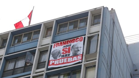 Ein Banner in Lima mit der Aufschrift "Francisco aqui si hay pruebas" (dt.: Franziskus, hier sind Beweise) / © Paul Haring (KNA)