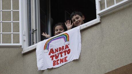 Ein Banner mit der Aufschrift "Andra` tutto bene" (Alles wird gut) hängt aus einem Fenster in Rom / © Alessandra Tarantino (dpa)