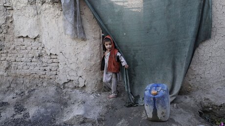 Ein binnenvertriebener Junge in Afghanistan / © Rahmat Gul (dpa)