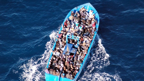 Ein Boot mit 200 Flüchtlingen im Mittelmeer / © Italian Navy (dpa)