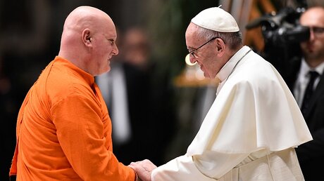 Ein buddhistischer Mönch und Papst Franziskus begrüßen sich / © Cristian Gennari (KNA)