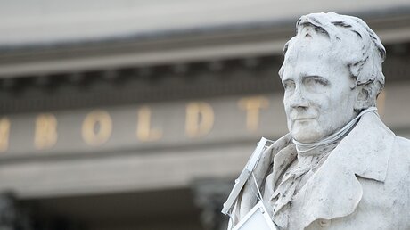  Ein Denkmal für Alexander von Humboldt steht vor dem Eingang der nach ihm benannten Universität  / © Maurizio Gambarini (dpa)