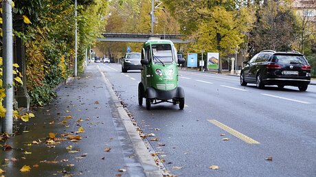 Ein Elektromobil des Start-ups "Enuu" fährt auf einer Straße in der Schweiz / © Adrian Reusser/KEYSTONE (dpa)