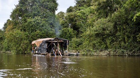 Ein Floß von Goldgräbern fährt auf dem Fluss Xingú an der Grenze zum indigenen Gebiet Apyterewa / © Florian Kopp (dpa)