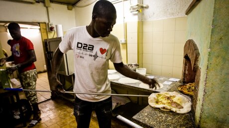 Ein Flüchtling arbeitet für die Initiative "Pizzeria dal rifugiato" / © Antonino Condorelli (KNA)