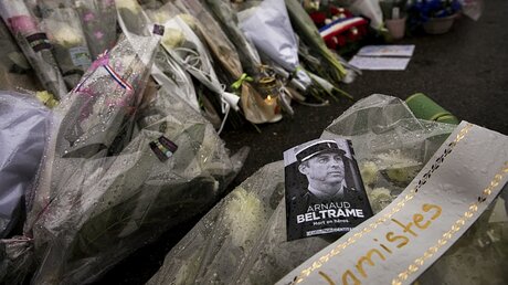 Ein Foto von Arnaud Beltrame, der bei dem Terrorangriff in Südfrankreich getötete Polizist / © Emilio Morenatti (dpa)