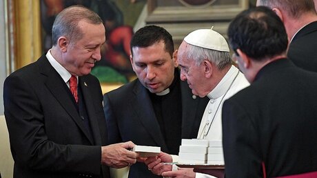 Ein Friedensengel für Präsident Erdogan von Papst Franziskus / © Alessandro Di Meo (dpa)