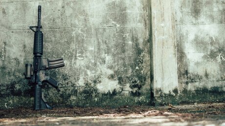 Ein Gewehr lehnt an der Wand / © BR Photo Addicted (shutterstock)