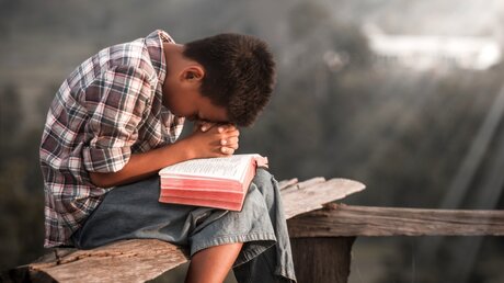 Ein Junge im Gebet / © Chat Karen Studio (shutterstock)