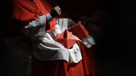 Ein Kardinal mit seinem Kardinalshut / © Alessandra Tarantino (dpa)