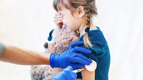 Ein Kind wird geimpft / © Tatevosian Yana (shutterstock)