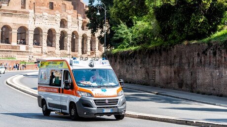 Ein Krankenwagen fährt durch Rom / © Kristi Blokhin (shutterstock)
