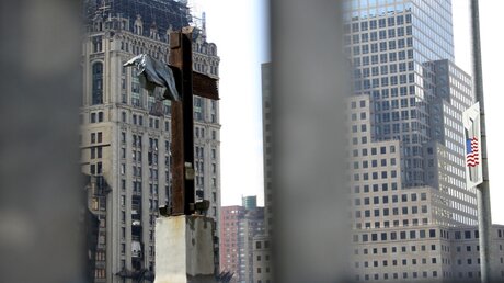 Ein Kreuz aus Trümmern am "Ground Zero" in New York. / © Bartosz Wardzinski (shutterstock)