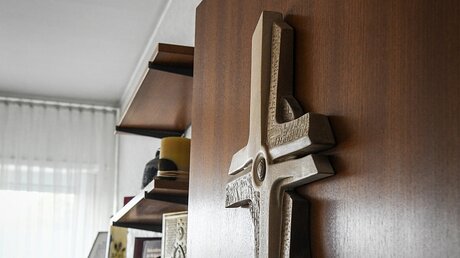 Ein Kreuz hängt an einer geöffneten Zimmertür im Kloster Maria Hilf der Armen Dienstmägde Jesu Christi / ©  Julia Steinbrecht (KNA)