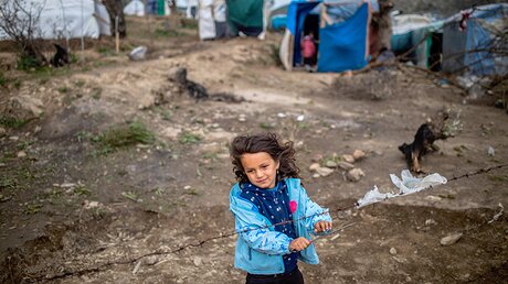 Ein Mädchen im Flüchtlingslager bei Moria auf Lesbos / © Angelos Tzortzinis (dpa)