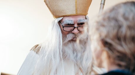 Ein Mann, als Sankt Nikolaus verkleidet / © Wolfgang Lehner (KNA)