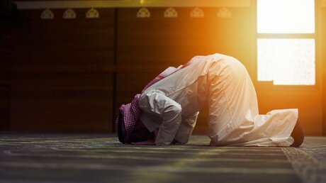 Ein Mann betet in einer Moschee / © fotoinfot (shutterstock)