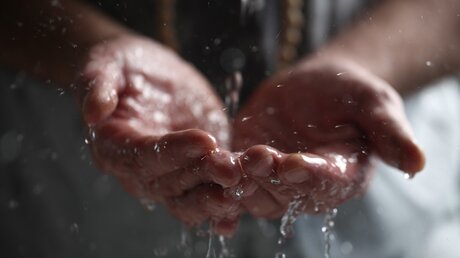 Ein Mann wäscht sich die Hände / © ElRoi (shutterstock)