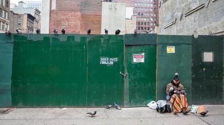 Ein obdachloser Mann in New York / © Drop of Light (shutterstock)