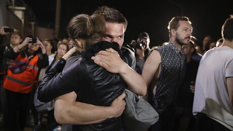 Ein Paar umarmt sich, nachdem es aus einer Haftanstalt in Minsk entlassen wurde / © N.N. (dpa)