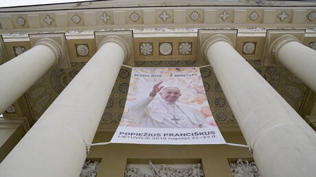 Ein Papstbanner im Eingang Kathedrale St. Stanislaus in Vilnius / © Marion Sendker (DR)