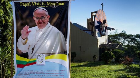 Ein Plakat kündigt den Besuch von Franziskus in Myanmar an / © Jack Kurtz (dpa)