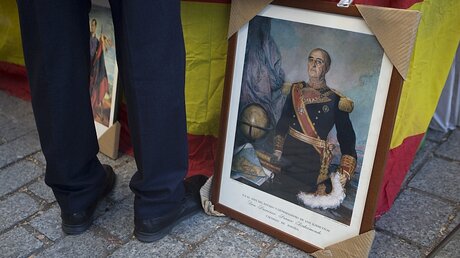 Ein Porträt Francos an einem Verkaufsstand / © Paul White (dpa)