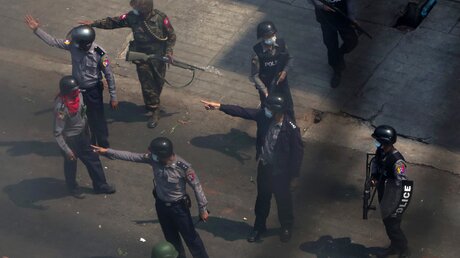 Ein ranghoher Polizist (M), kommandiert Polizisten und Soldaten, die sich Anti-Putsch-Demonstranten nähern / © Uncredited (dpa)