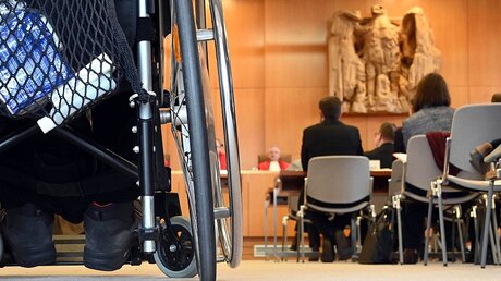 Ein Rollstuhlfahrer im Bundesverfassungsgericht / © Uli Deck (dpa)